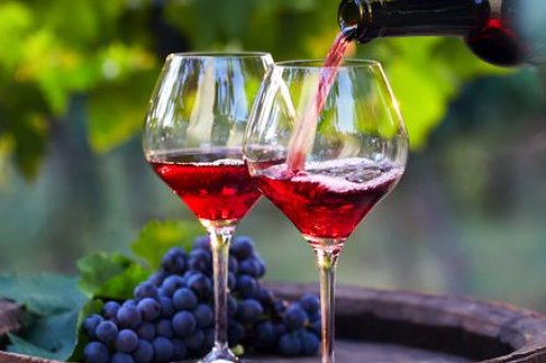 De ce vinul roșu „respiră” mai bine decât cel alb?